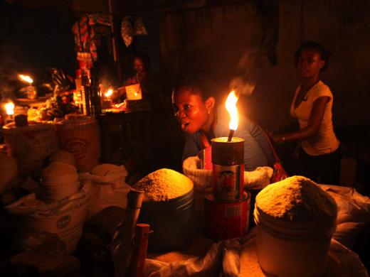شاید جالب باشد بدانید ۱٫۳ میلیارد نفر در جهان همچنان بدون برق زندگی میکنند و چراغ نفتی کماکان تنها منبع نور در شب برای آنهاست